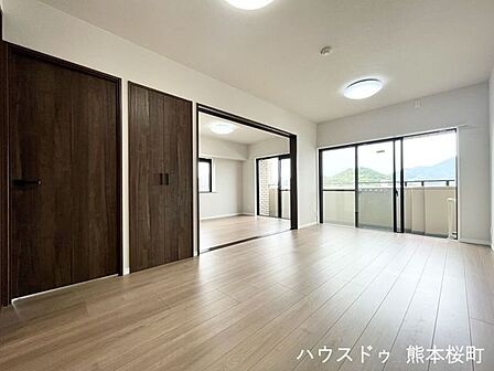 ■安らぎと笑顔の中心地■陽光が優しく降り注ぎ、会話が自然と弾む。ここでは、毎日が特別な時間へと変わります。
