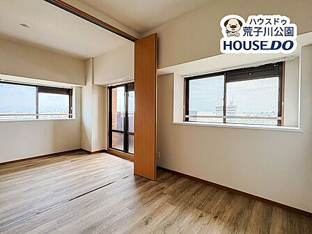 北側の洋室は可動式の間仕切り付き。広くひと部屋として使うことも個別の2部屋として使うこともできます。