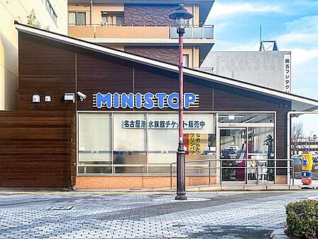 ミニストップ名古屋ガーデンふ頭店 230m