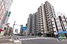 その他：《建物外観》前面道路は幅員にゆとりがあり、開放感のある街並みが魅力です。周辺には生活利便施設も充実しており、都心にありながら快適な暮らしを実現できます。