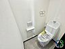 トイレ：《トイレ》温水洗浄機能付きトイレを設置。シンプルで清潔感のある空間に仕上がっており、落ち着いて利用できる空間です。上部には収納スペースもあり、トイレットペーパーなどの保管にも便利です。