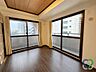 和室：《和室》和室にフローリングカーペットを敷いて洋室風に使用中のお部屋です。用途に応じて和室としても活用できるため、お子様の遊び場や客間など幅広い使い方が可能です。※画像の一部をCG加工・修正しています。
