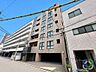 その他：《建物外観》タイル貼りの落ち着いた外観デザインが印象的。都心へのアクセスに優れながらも、落ち着いた住環境が魅力のレジデンスです。