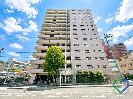《建物外観》14階建ての存在感あるレジデンス。11階部分の角部屋で、二面バルコニーを備えた開放感あふれる住まいです。2026年8月末リフォーム完成予定です。