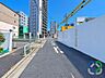 その他：《前面道路》周辺にはマンションや事業用建物が立ち並び、都市部らしい街並みが広がっています。道路はアスファルト舗装されており、周辺の建物や道路状況も確認できます。