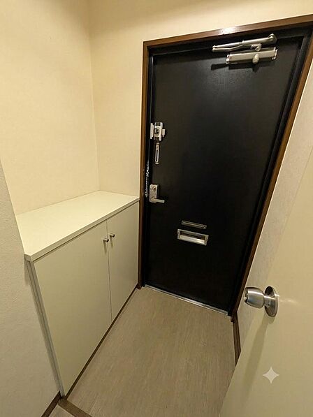 シューズボックス付きですっきり保てるスッキリとした玄関スペース。