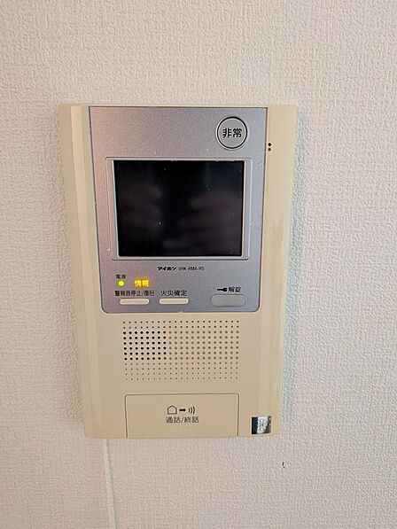 来訪者の顔を確認できる安心のTVモニター付きインターホン。