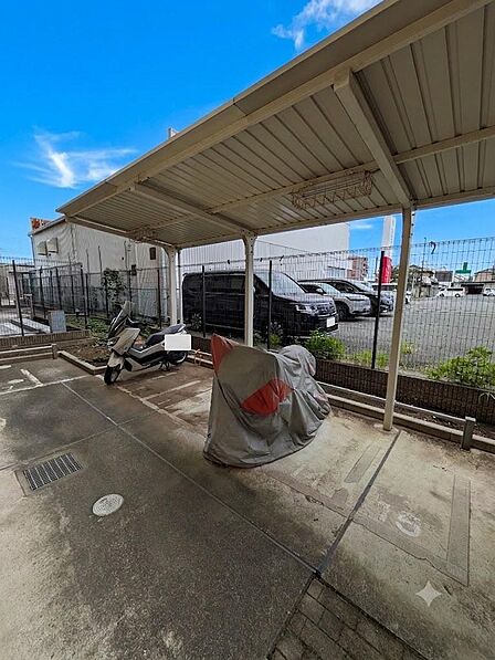 雨風を防げる屋根・シャッター付きの安心な共用スペース