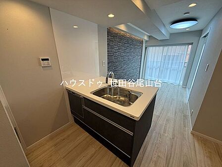 機能性と収納力を兼ね備えたキッチンで、家事がはかどる住空間です。