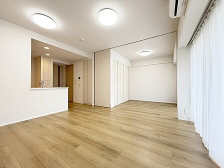 【リビングダイニング】南向きにつき明るいLDK。ご家族を近くに感じられる対面キッチン。隣接する洋室との間仕切りを開ければ、さらに広々空間として使えます。