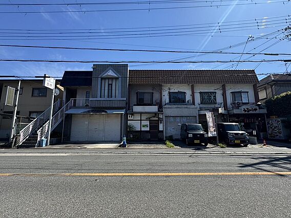 主要道路に面し...