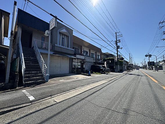 主要道路に面し...