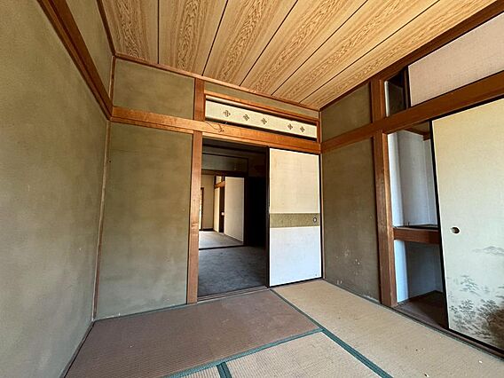 室内はスケルト...