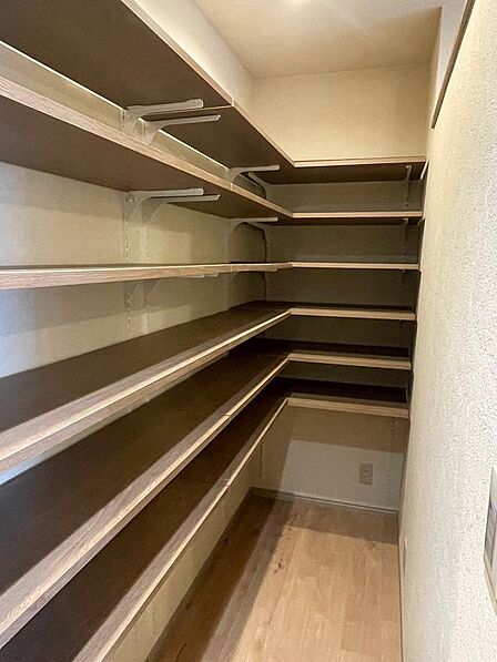 各収納棚は可動式になってますので、お好みのカスタムが可能です ※写真はリノベ完成時のものです