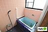 浴室：窓のついた明るい浴室は自然換気もしやすい