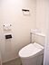 トイレ：災害の時に役立つタンク付きのトイレはタンクが見えない仕様で手洗い器と収納付き！