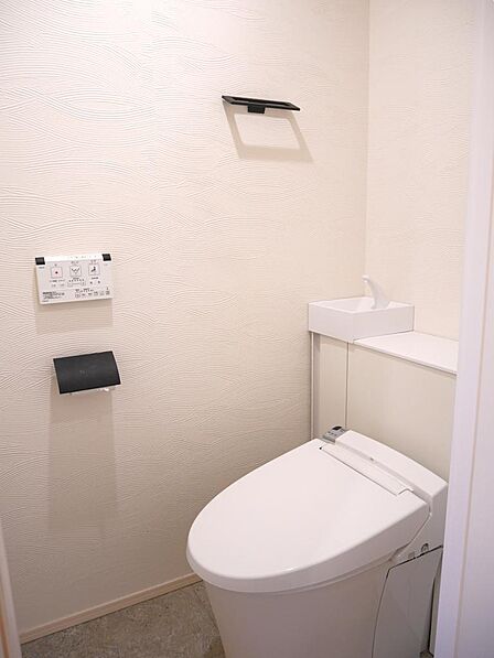 災害の時に役立つタンク付きのトイレはタンクが見えない仕様で手洗い器と収納付き!
