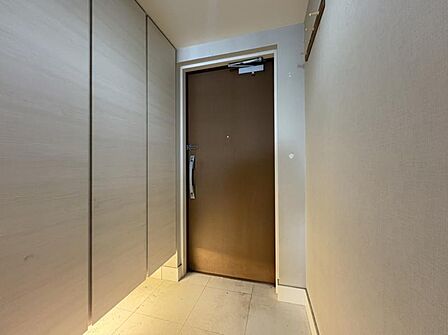 天井の高さまである大容量の玄関収納にはご家族の靴などがスッキリ収納できます!