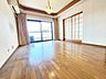 リビング/ダイニング：主要採光面が南東向きで、朝から昼の日当たりが良好です。
