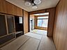 室内：大きな窓から自然光が差し込み、室内をやさしく照らす明るい空間。日中は心地よい陽だまりを感じながら、ゆったりとした時間をお過ごしいただけます。