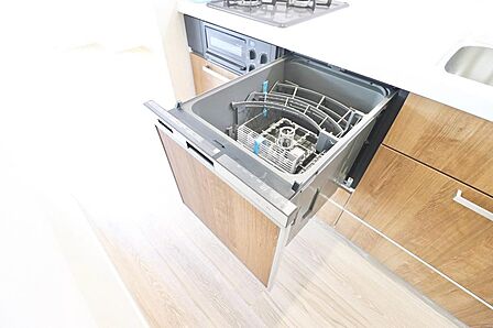 食洗機は皿洗いに便利なだけではなく、洗い終わった食器類を乾燥させられるため、作業スペースに食器が散らかる心配もございません♪(2026年8月撮影)