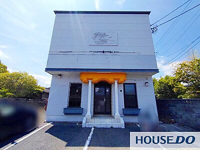 外観:オレンジと白の装飾が印象的な店舗建物の外観です。前面に舗装された駐車スペースがあり日当たりも良好です。 外観:オレンジと白の装飾が印象的な店舗建物の外観です。前面に舗装された駐車スペースがあり日当たりも良好です。