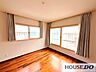 室内：窓から光が入る明るい居室です。
