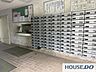 エントランス：エントランスの集合ポストです。共用部の様子です。