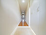 室内：壁面一体型の大型シューズボックスを完備