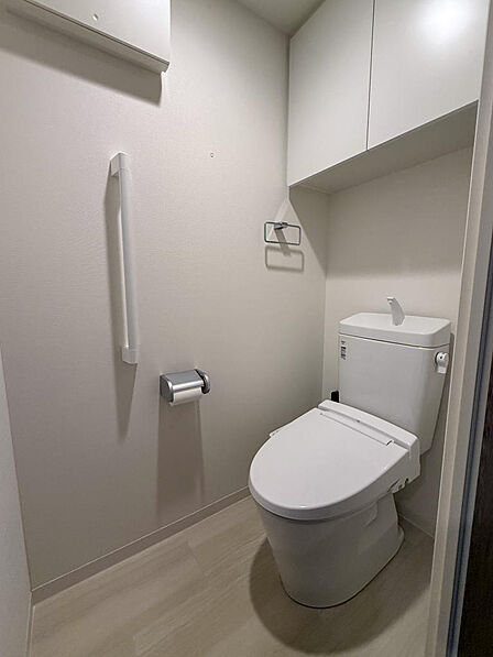 白を基調とした清潔感溢れるトイレです。