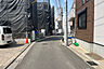 外観：物件の南側前面道路（東側から）