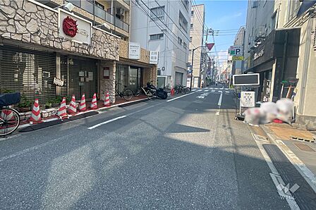 敷地の東側前面道路(南側から)