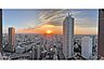 その他：高層階ならではの夕景。夕暮れ時には空が美しく染まり、ご自宅でゆったりとした時間をお過ごしいただけます。
