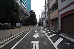 敷地西側の前面道路（北側から）