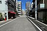 周辺：敷地西側の前面道路