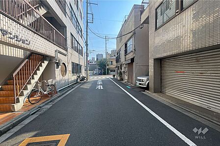 敷地西側の前面道路(北側から)