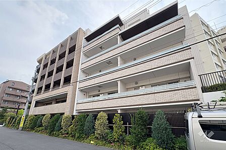 グレンドール新宿牛込柳町の外観（北東側から）