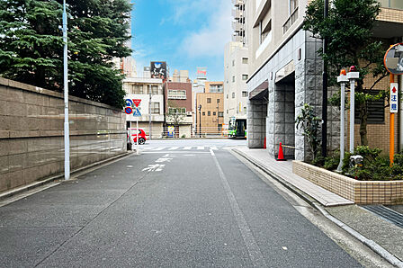敷地北東側の前面道路
