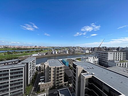 14階住戸につき眺望良好!目の前に遮るものがなく、青空が広がる開放的な景色を日常的にお楽しみいただけます。休日のリフレッシュにもぴったりのロケーションです。