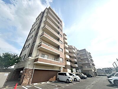 外観：シンプルで飽きのこないデザインが魅力。