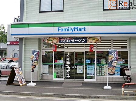 ファミリーマート新横浜店 徒歩2分。 90m