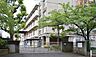 周辺：横浜市立大豆戸小学校 徒歩7分。 560m