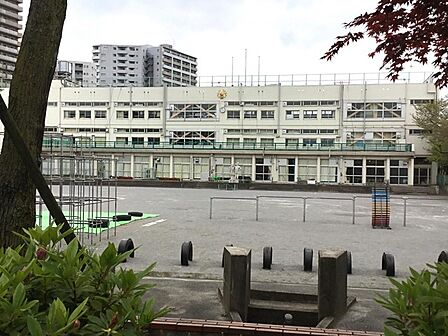 荒川区立第六瑞光小学校(605m)