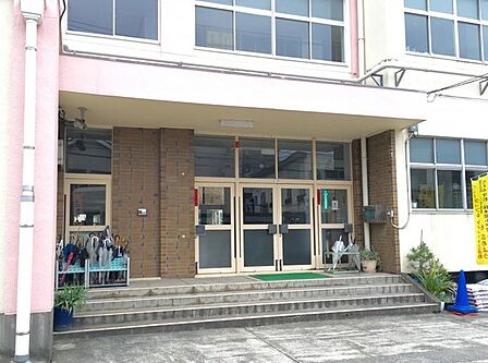 足立区立中島根小学校（358m）