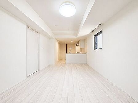 約13.6帖、床暖房つき、照明器具、全室エアコン完備。※AI加工画像につき現状と異なります