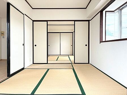 襖を開けることで隣り合う二つの和室がつながり、より広々と開放的に感じられる空間