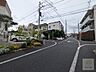 周辺：成増駅からまっすぐ、この住宅地を抜けます。