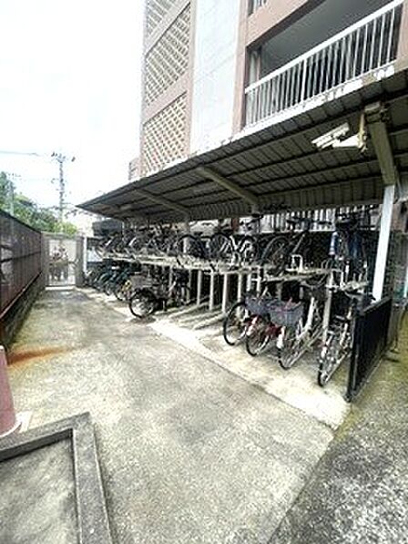 敷地内にしっかりと確保された、屋根付きの駐輪場スペース。大切な自転車を雨や風から守りやすく、毎日の通勤・通学やお買い物で自転車を利用される方も安心の設備です。