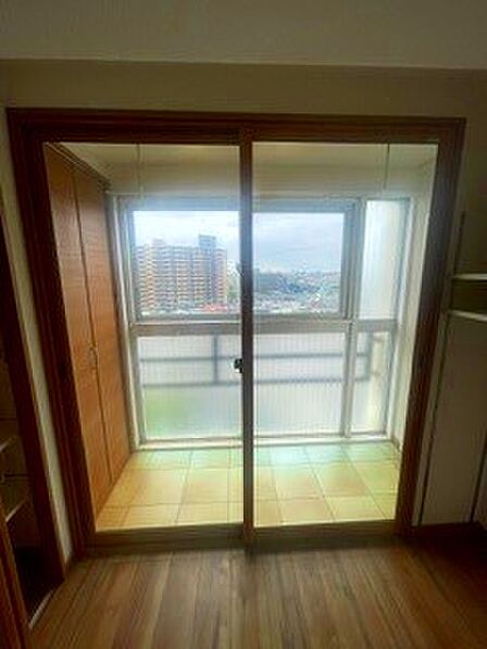 自然光がたっぷりと差し込む明るいサンルームです。天候や花粉を気にせず洗濯物を干せる室内物干しスペースとしても大活躍。見晴らしがよく開放感にあふれ日差しを感じながら心地よく過ごせます。