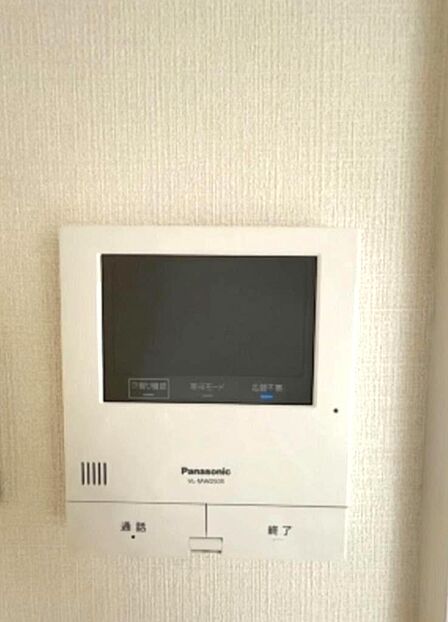 モニター付きインターホンとなっており来訪者の顔を確認でき安心です。
